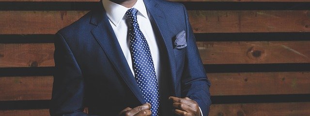 společenský oblek s kravatou