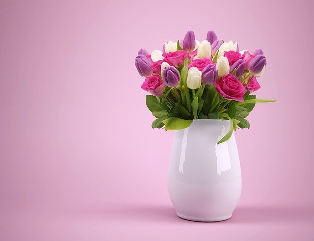 váza s tulipány