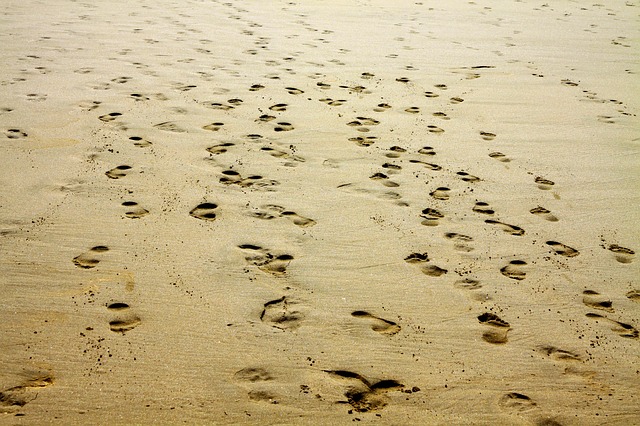 stopy v písku